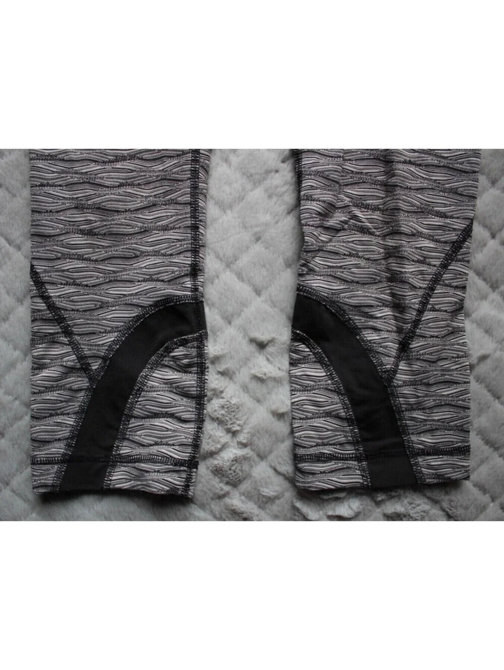 Lululemon  Black/Silver Textured Wave Run: Inspire Crop II All Luxtreme ~4~